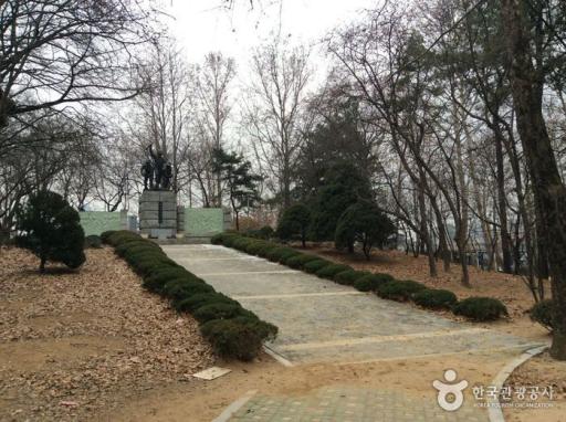26. 백마고지3용사의상