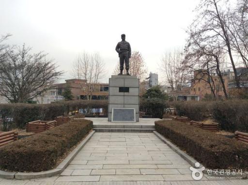 43. 존비코올터장군상
