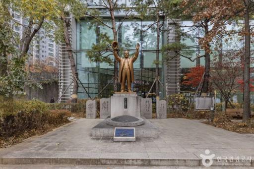 59. 해공신익희선생동상