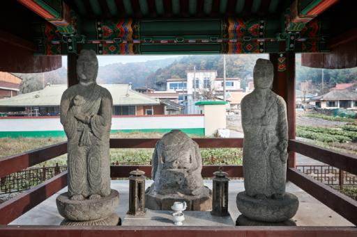 790. 함안대산리석조삼존상