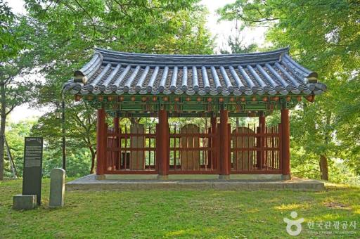 1100. 명국삼장비