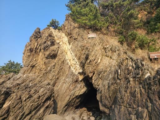 28. 용난굴