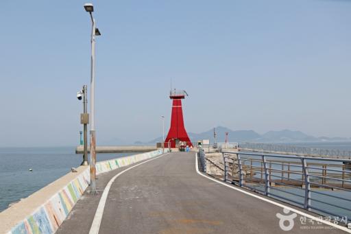12. 선유도항방파제등대